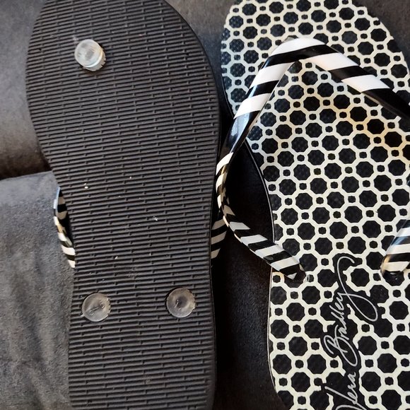 VERA BRADLEY FLIP FLOPS - SIZE 6.5 - BLACK & WHITE - Picture 2 of 3